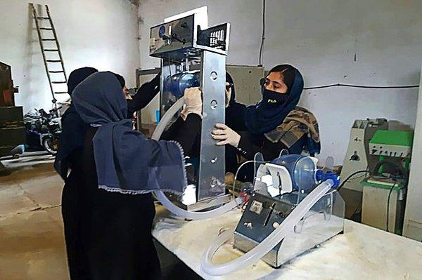 Taliban'ın geçmişte de ortaya sürdüğü tüm bu uygulamalar 90'lı yıllarda sadece kadınların değil bütün toplumun ve çalışma sektörünün düzenini değiştirdi.