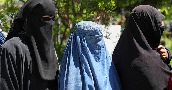 1. Öncelikle Taliban düzenine göre kadınların yüzlerine bakmak ahlaksızlık ve yozlaştırmaya neden olduğu için ülkedeki tüm kadınların peçe ve burka giymesi zorunlu.