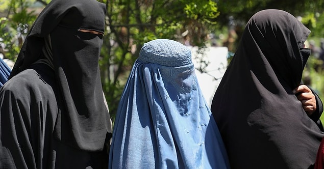 1. Öncelikle Taliban düzenine göre kadınların yüzlerine bakmak ahlaksızlık ve yozlaştırmaya neden olduğu için ülkedeki tüm kadınların peçe ve burka giymesi zorunlu.