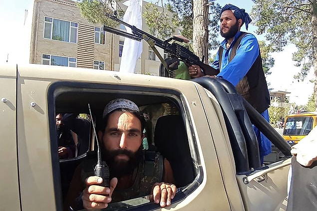 Taliban'ın güç kazanmasıyla beraber erkek doktorların kadın bedenine dokunması yasaklandı ve yeterli yardım alamayan yüzlerce kadın hayatını kaybetti.