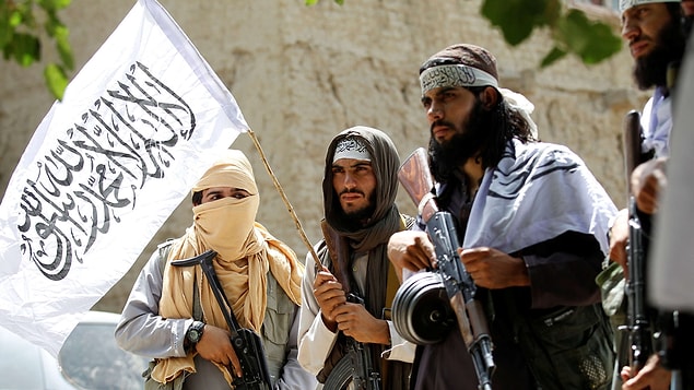 Afganistan'da son dönemlerde hızla taraftar toplamaya devam eden Taliban, ülkedeki birçok ilin ardından başkent Kabil'e de girerek gücü tekrar ellerine aldı.