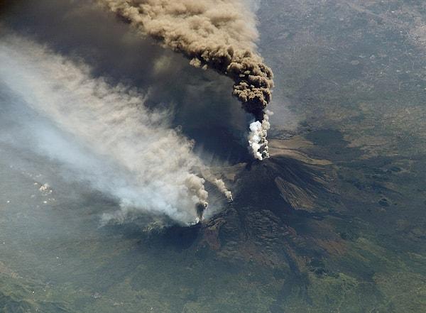 Şubattan beri dumanı tüten krater çevredeki köyler için pek tehlike oluşturmadı.