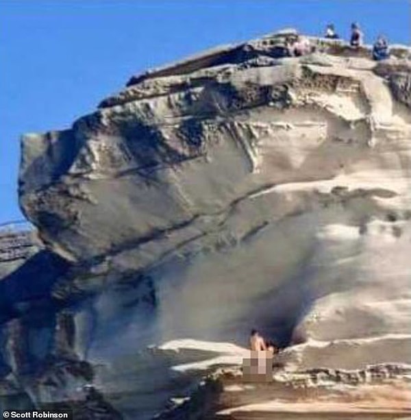 Можно ясно увидеть, как влюбленные наслаждаются моментом соития на выступе, пока прохожие на вершине утеса наслаждаются пейзажем океана, не обращая внимания на шоу с рейтингом X прямо под ними.