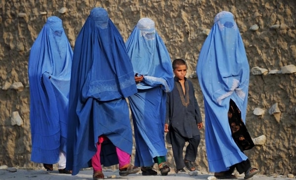 1990'lı yıllarda Taliban'ın yönetimi altındaki ülkede kadınlar tamamen örtünmedikleri takdirde ağır cezalarla karşı karşıya kalıyorlardı.