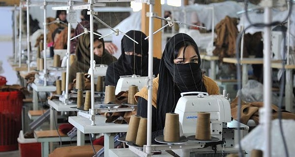 Afganistan'da çalışma yasağının kalmasıyla, kadınların iş hayatına katılımı arttı.