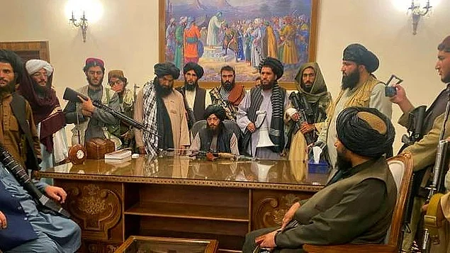 Bildiğiniz üzere şu anda tüm dünyada Taliban’ın Afganistan’daki gücü ele geçirdiği görüntüler konuşuluyor.