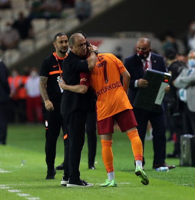 Takım arkadaşları ve Giresunspor tribünleri, bitiş düdüğünün ardından Kerem Aktürkoğlu'na destekte bulundu.
