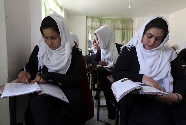Taliban öncesinde ise Afganistan'ın başkenti Kabil'de kadınların eğitim alma oranları oldukça yüksekti. Kabil Üniversitesi eğitim görevlilerin %60'ını ve öğrencilerin %50'sini kadınlar oluştuyordu.