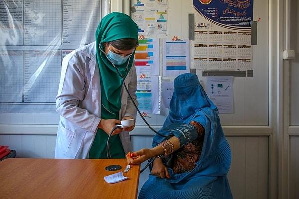 Yıllardır süren bu yaptırımlar Afgan kadınların fiziksel ve psikolojik olarak yaşadığı sorunları da beraberinde getirdi.