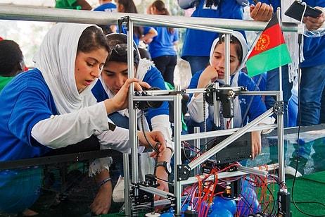 Afganistan'dan Kaçmak İçin Yardım İstemişlerdi: Tamamı Kız Çocuklardan Oluşan Robotik Takımı Kayıp...
