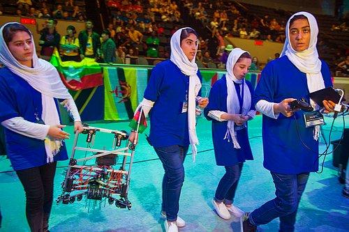 Afganistan'dan Kaçmak İçin Yardım İstemişlerdi: Tamamı Kız Çocuklardan Oluşan Robotik Ekibi Kayıp...