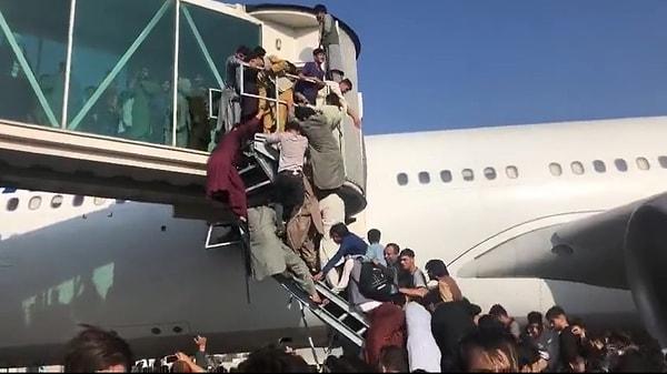 Eski karanlık ve acı dolu günlerin yeniden yaşanacağından korkan binlerce insan da ülkeyi terk etme umuduyla Hamid Karzai Uluslararası Havalimanı'na koştu. Sosyal medyaya ve haber kanallarına düşen görüntüler film sahnelerini aratmayacak cinsten.