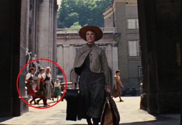 2. 'The Sound of Music' filminin başında gerçek Maria Von Trapp, Julie Andrews'ın arkasında beliriyor.