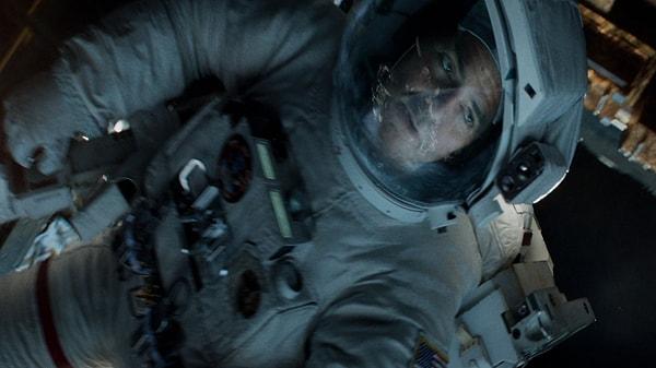 5. 'Gravity' filminde Kowalski kameraya çok yakın uçarken, eğer kask vizörüne dikkat ederseniz çekim ekibinden mikrofon tutan bir adamı görebilirsiniz.