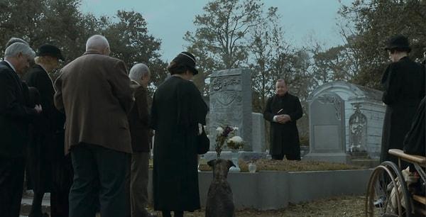 9. 'The Curious Case of Benjamin Button' filminde Benjamin, piyano öğretmeninin adını hatırlayamadığını söylüyor. Olayları günlüğünden okuduğu için kadının cenazesi sırasında mezar taşının boş olduğunu görüyoruz.