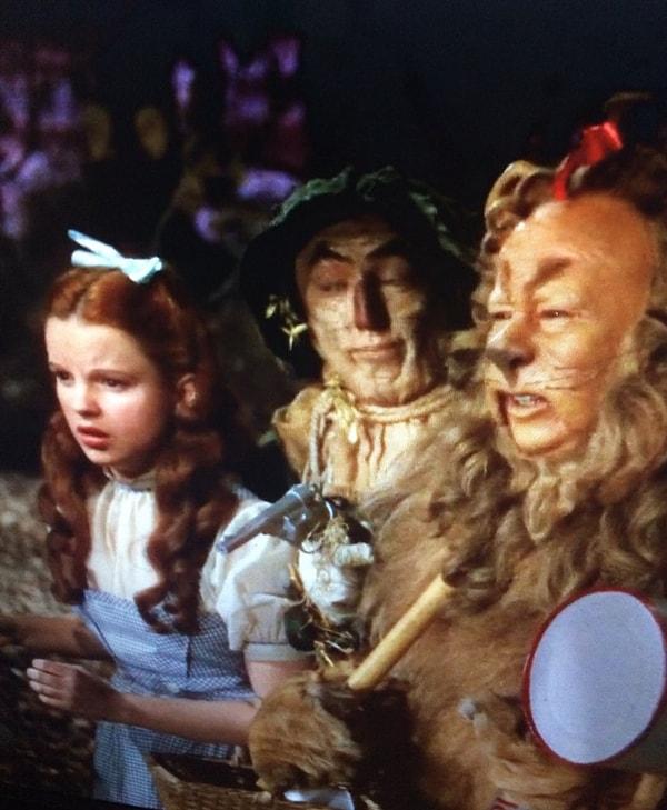 16. 'The Wizard of Oz' filminde Korkuluk, Batının Kötü Cadısı'nı öldürmek için yanında bir silah getiriyor.