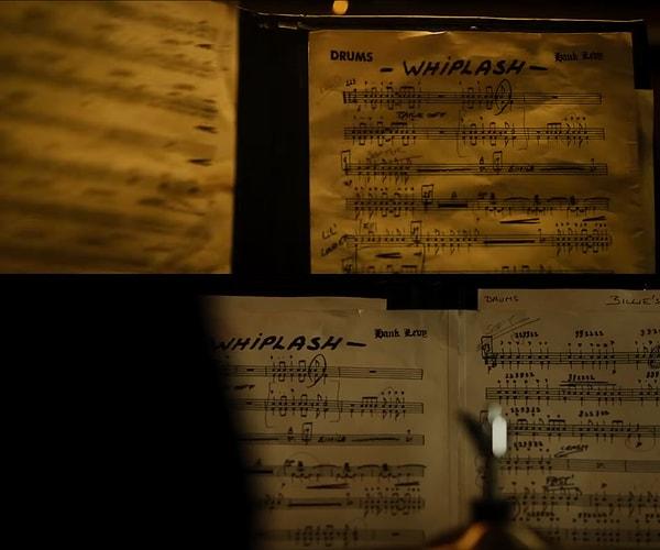 17. 'Whiplash' filminde ana baterist notalarını kaybettiği için Fletcher tarafından kovulur. Daha sonra Fletcher'ın Andrew'a aynı nota kağıdını verdiğini görüyoruz.