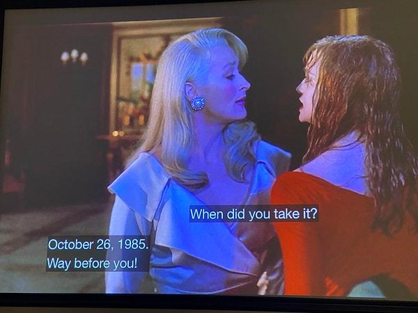 21. 'Death Becomes Her' filminde Helen, 26 Ekim 1985 yılında iksiri aldığını söylüyor. Bu tarih 'Back to the Future' filminde Marty McFly'ın geçmişe gittiği tarihle aynı.
