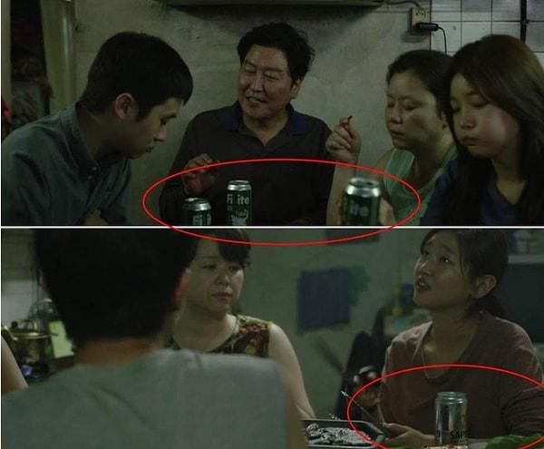 24. 'Parasite' filminde Kim ailesi ile ilk tanıştığımız zaman ucuz olarak kabul edilen FiLite isimli bir bira içtiklerini görüyoruz. Ancak Park ailesi ile çalışmaya başladıktan sonra pahalı bir bira olan Sapporo'yu alabildiklerini görüyoruz.