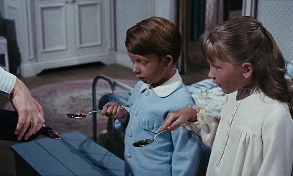 35. Marry Poppins'in Jane ve Michael'a aynı şişeden verdiği ilaçların renkleri farklıdır. Bunun nedeni, ilaçların çocukların en sevdiği aromalarda olmasıdır.