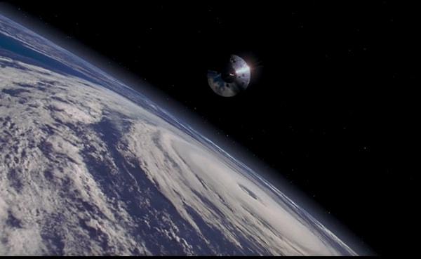 41. 'Apollo 13' filminde atmosfere tekrar girdikleri sahnede Dünya'da bir fırtına görülüyor. Bu fırtına, gerçek hayatta Apollo 13'ün iniş noktasının neredeyse değişmesine neden oluyordu. Ancak son dakikada fırtına bölgeden ayrıldı.