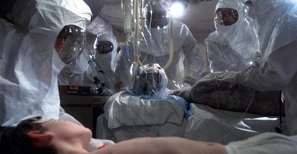 44. 'E.T.' filminin sonunda görülen doktorlar, oyuncu değildi. Steven Spielberg oyuncuların sahneyi yeteri kadar gerçekçi canlandıramayacağını düşündüğü için doktorları işe aldı.