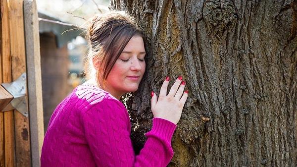 Emma yıllar boyunca erkeklerle yaşadığı başarısız ilişkilerinden sonra gerçek aşkı kavak ağacında bulduğunu söylüyor.