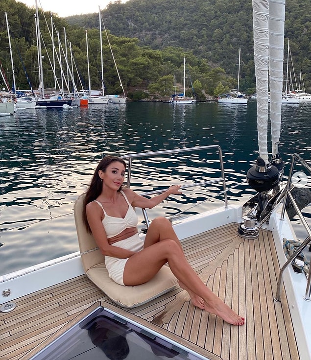 Güler yüzlülüğüyle de kalbimizi fetheden Zeynep Özdemir'in uzun süre güzel bir kariyeri ve hayatı olmasını diliyoruz.