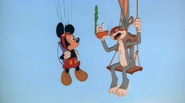 11. 'Who Framed Rogger Rabbit' filminde Bugs Bunny ve Mickey Mouse ilk kez beraber görüntülendi. Bu sahnede Mickey ve Bugs, aynı miktarda ekran süresi ve diyaloğa sahip.