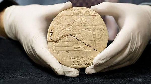 14. 3700 yıllık bu kil tabletin önemi, Pisagor'dan çok daha önce geometri üzerine yapılan çalışmaların kanıtı olması.