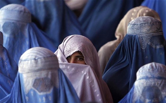 Afgan Kadınları Taliban Gölgesindeki İlk Günlerini Anlattı: 'Annemizi Yemek Pişirmediği İçin Öldürdüler'