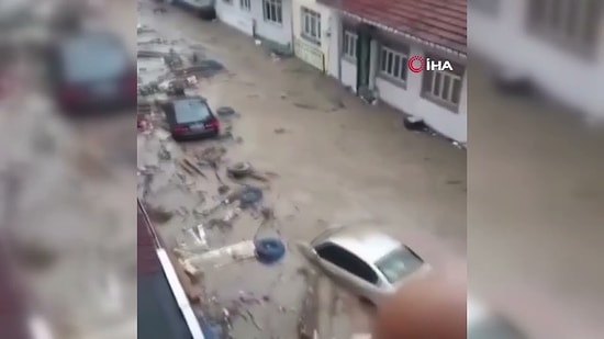 Kastamonu'da Sele Kapılan Kişiye Seslenen Adam: "Dayı Dayan 'Allahu Ekber' De"