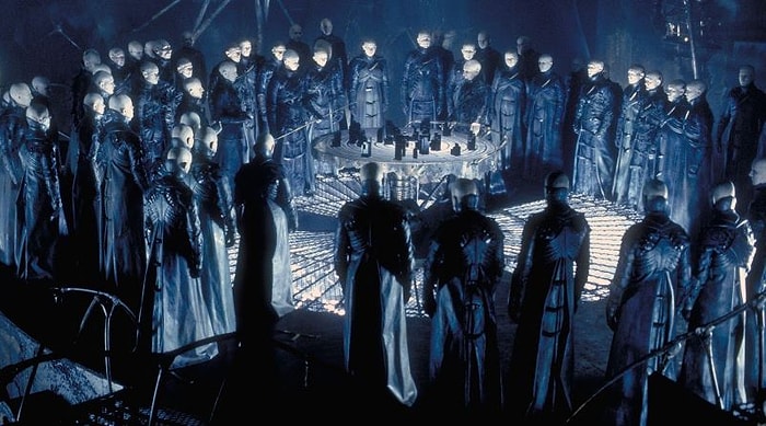 Alex Proyas Yine Yönetmen Koltuğunda: Kült Bilimkurgu Filmi Dark City Diziye Uyarlanıyor!