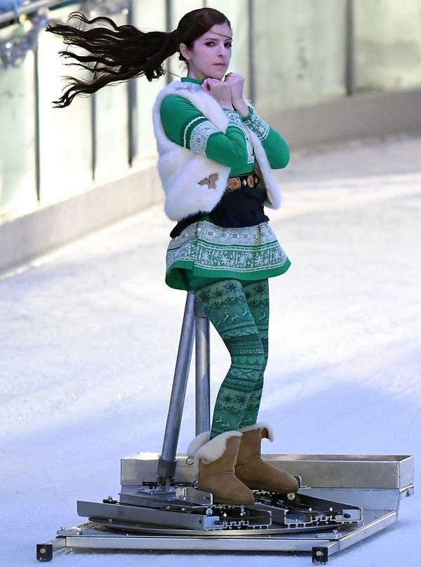 1. Anna Kendrick, Noelle setinde buz üstünde kaymak için özel bir alet kullanıyor.