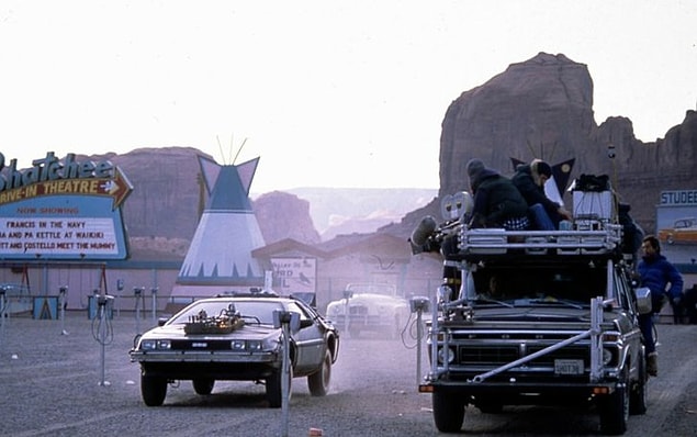 3. Geleceğe Dönüş III filminde Marty McFly'ın 1885'e gitmesi gerektiği efsane sahne böyle çekildi.
