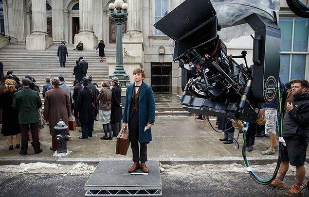 10. Eddie Redmayne, Fantastik Canavarlar Nelerdir, Nerede Bulunurlar? setinde uzun görünmek için bir kürsünün üstünde.