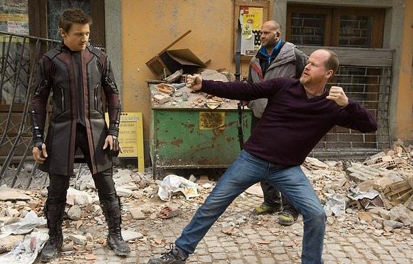 13. Yenilmezler: Ultron Çağı yönetmeni Joss Whedon, Jeremy Renner'a nasıl ok fırlatacağını gösteriyor.
