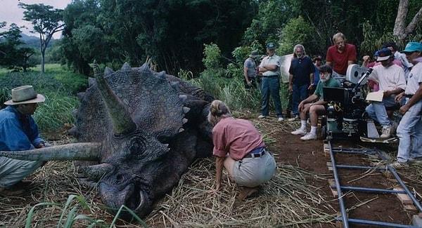 14. Laura Dern, Sam Neill ve Steven Spielberg Jurassic Park setinde.