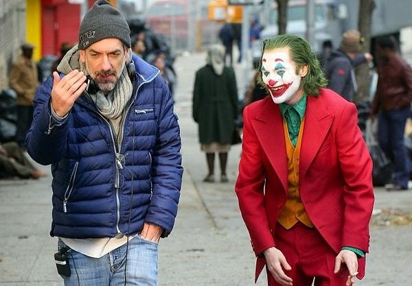 15. Joker yönetmeni Todd Phillips, Joaquin Phoenix'e komik bir şeyler söylüyor.