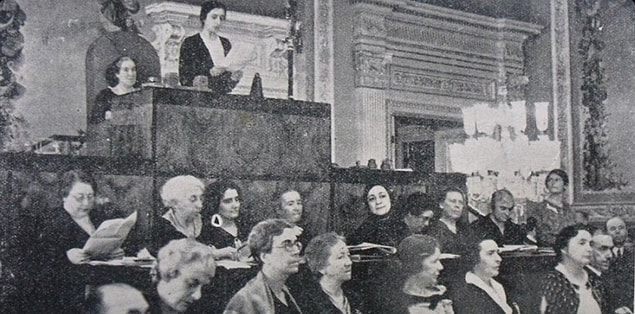 Kongrenin açılış konuşmasını birlik başkanı Corbett Ashby yapar. Konuşma kadın-erkek eşitliğinin yanı sıra kadınların dünya barışındaki rolleri üzerine olur.