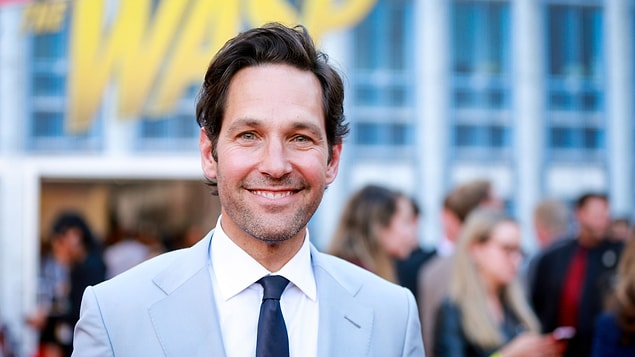 17. Komedi filmlerinin vazgeçilmez ismi Paul Rudd'un arkadaşları da oyuncunun sabahları şekerli ve narenciye, akşamları da odunsu parfümler gibi koktuğunu söylemişler.
