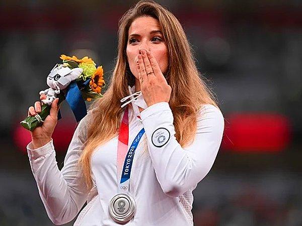 1. Maria Andrejczyk, olimpiyatta kazandığı madalyayı kalp ameliyatı olacak bebek için satacağını açıkladı!