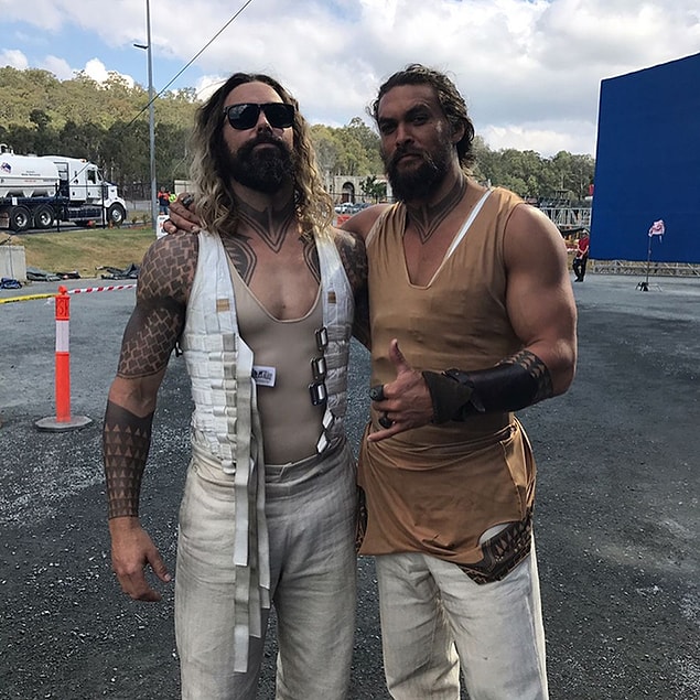 2. Jason Momoa'ya benzeyen dublör bulmak kolay olmasa gerek. 😂