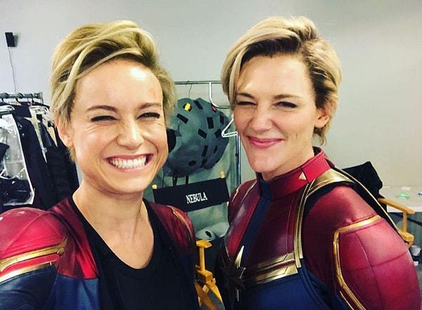 21. 'Captain Marvel'ı canlandıran Brie Larson'ın dublörü Joanna Bennett kendisini o kadar çok sevmiş ki beraber selfie çekip altına 'Bu harika kadınla çalışmak çok eğlenceliydi' diye not düşmüş.