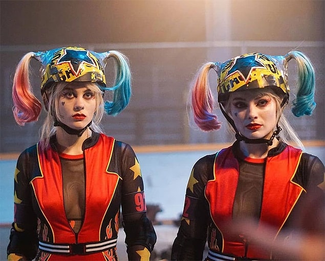 6. İki Harley Quinn bu dünyaya fazla! 'Birds of Prey' setinden Margot Robbie ve dublörü pür dikkat birilerini dinliyorlar.