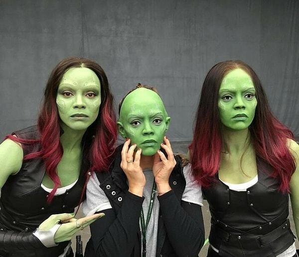 15. 'Guardians of The Galaxy' setinden Zoe Saldana ve kendisi gibi yeşillere bürünmüş dublörleri oldukça enteresan duruyorlar.