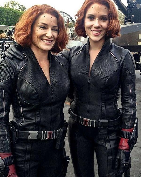 16. 'Avengers'ın vazgeçilmez Black Widow'unu canlandıran güzel oyuncu Scarlett Johansson ve aksiyon sahnelerinde çalışan dublörü.