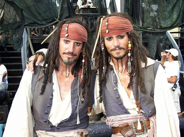 3. 'Karayip Korsanları' setinden iki adet Kaptan Jack Sparrow: