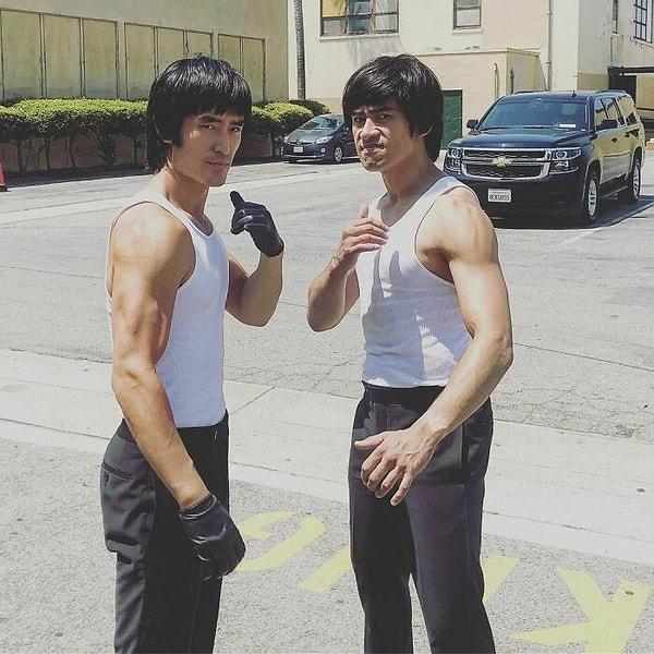 23. Bruce Lee'yi canlandıran oyuncu Mike Moh ile dublörü Bryan Cartago