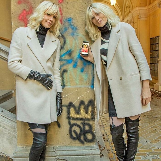 8. 'Atomic Blonde' setinden Charlize Theron ve kendisine inanılmaz benzeyen dublörü.